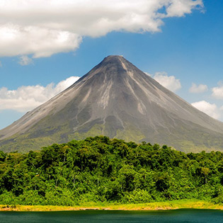 The huge volcano at Arenal Volcano National Park